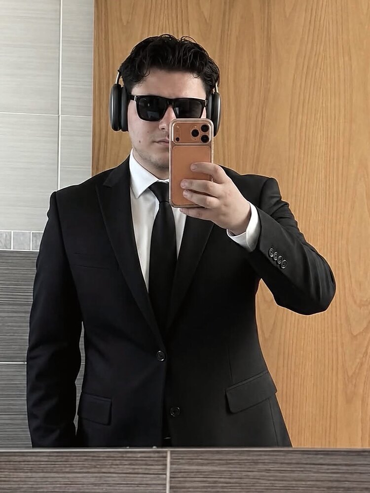 Aaron Alba con traje negro
