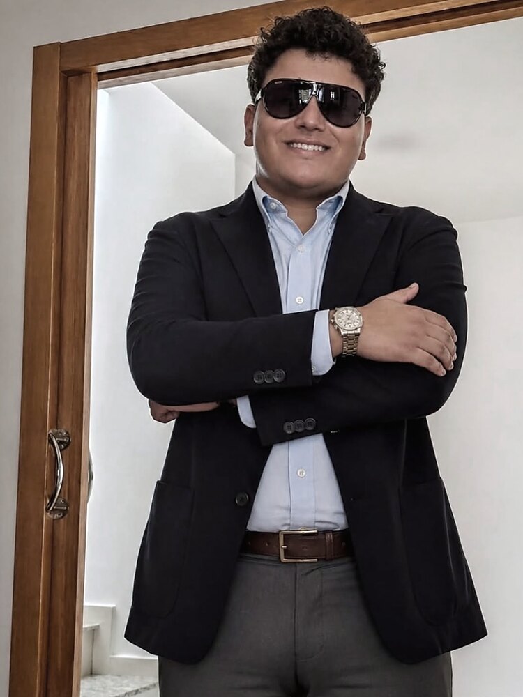 Aaron Alba con americana azul marino